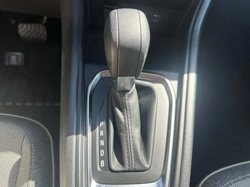 Vue rapprochée du levier de vitesses automatique noir dans le console centrale du Renault Captur gris Cassiopée.