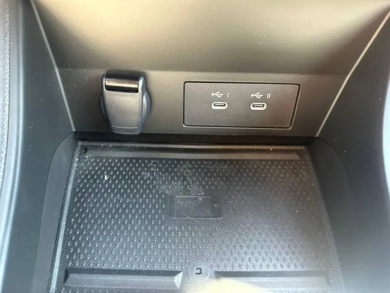 Vue rapprochée de la console centrale noire du Renault Captur 2025 montrant deux ports USB-C et une prise 12V.