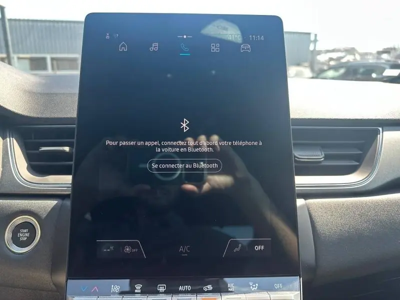 Vue intérieure centrée sur l’écran tactile du tableau de bord du Renault Captur gris Cassiopée métallisé/Noir Etoilé.