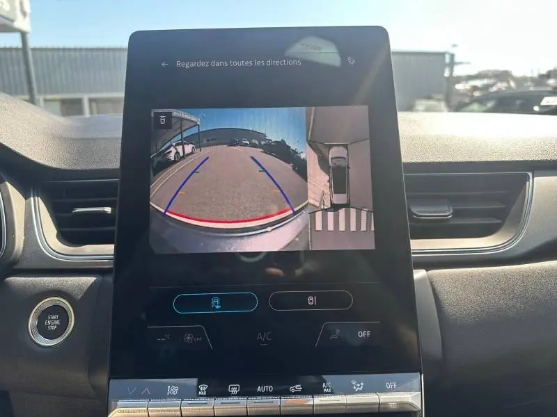 Écran tactile intérieur montrant la caméra de recul et vue 360° du Renault Captur gris Cassiopée/Noir Etoilé.