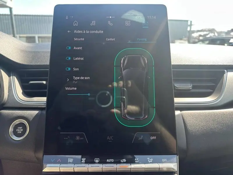 Vue rapprochée de l’écran tactile central du Renault Captur 2025 affichant les aides à la conduite, intérieur noir.