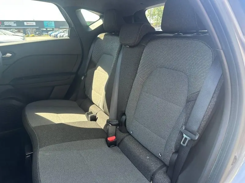 Vue intérieure côté droit des sièges arrière gris foncé du Renault Captur 1.6 E-Tech full hybrid 2025.