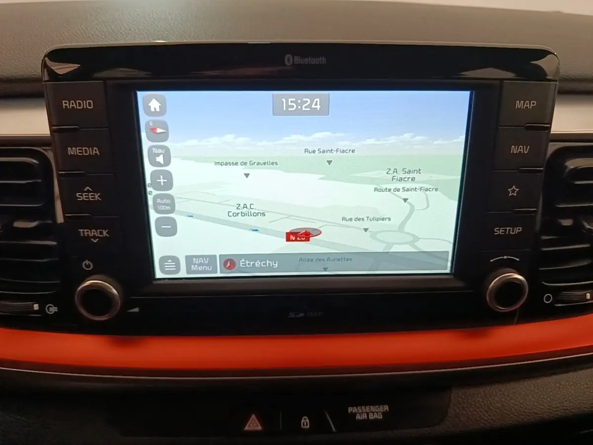 Écran tactile de navigation 7 pouces affichant une carte 3D dans l’habitacle du Kia Stonic gris clair.