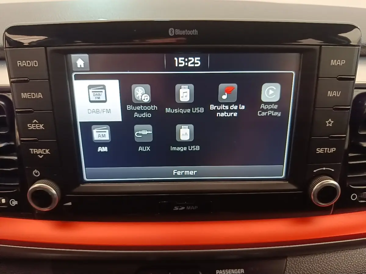 Écran tactile central allumé du système multimédia de la Kia Stonic gris clair, avec options Bluetooth et Apple CarPlay visibles.