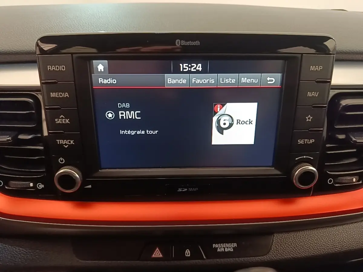 Écran tactile central du tableau de bord du Kia Stonic 2019 affichant la radio DAB RMC en mode Rock.