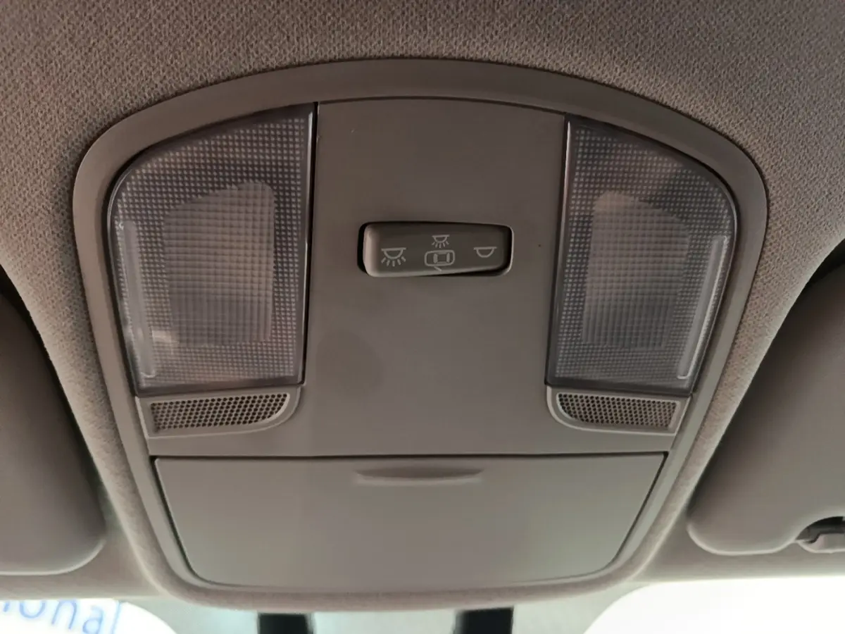 Plafonnier intérieur gris clair avec commandes d’éclairage, vue en gros plan depuis l’habitacle du Kia Stonic 2019.