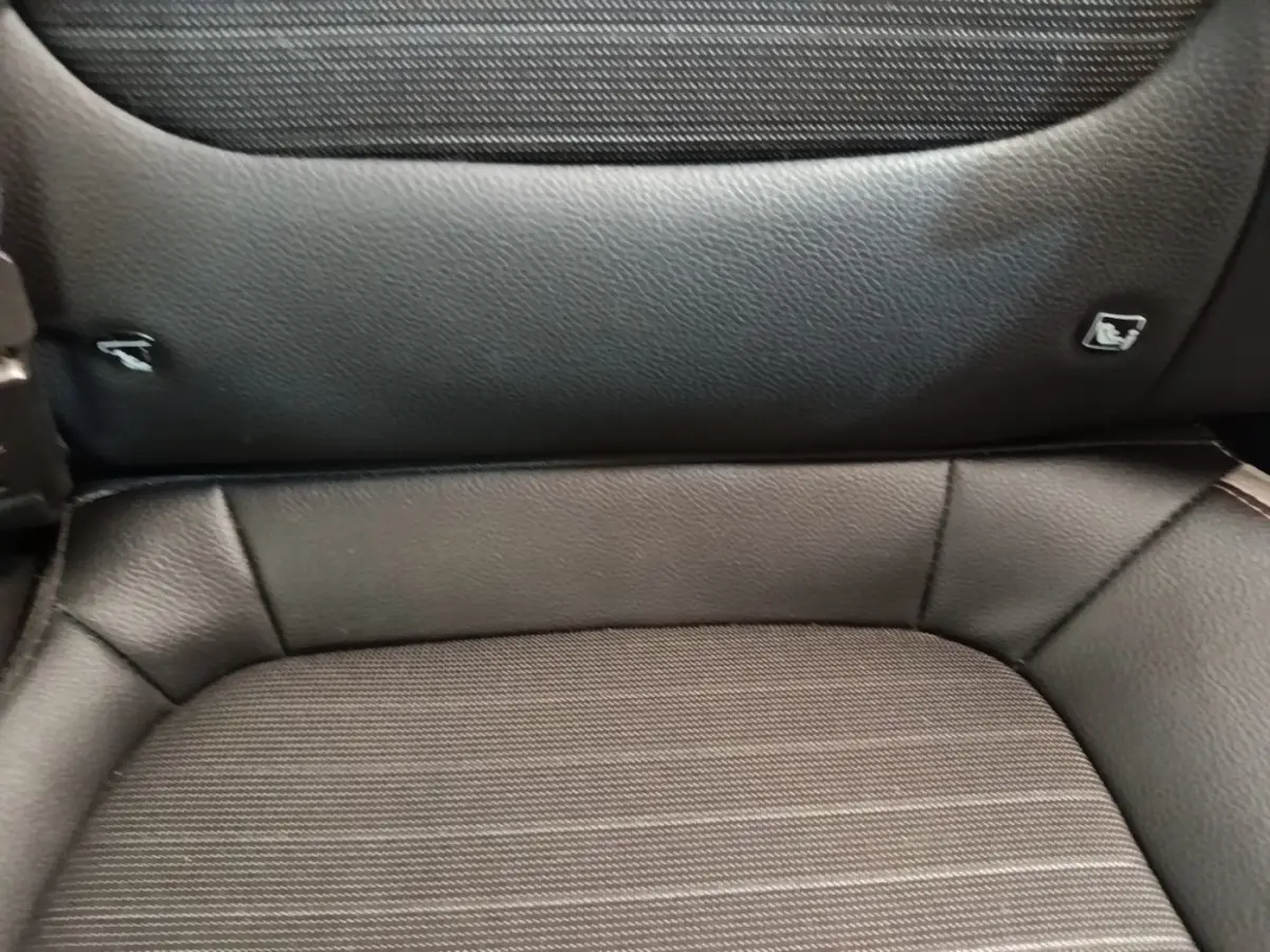Gros plan sur l’assise arrière en tissu et cuir noir du Kia Stonic 2019, version 1.0 T-GDI 120 DESIGN DCT7.