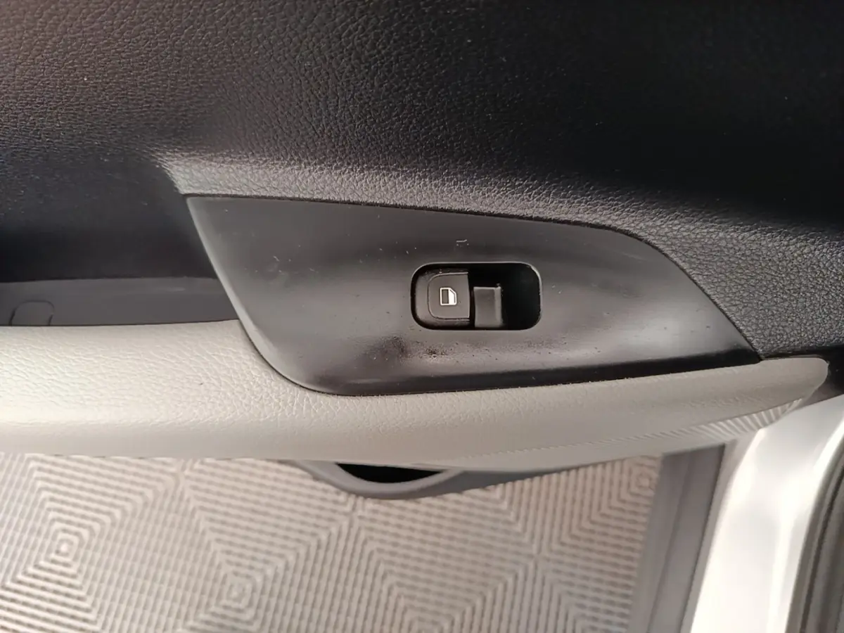 Bouton de verrouillage des portes sur la garniture intérieure côté conducteur d'une KIA Stonic gris clair.