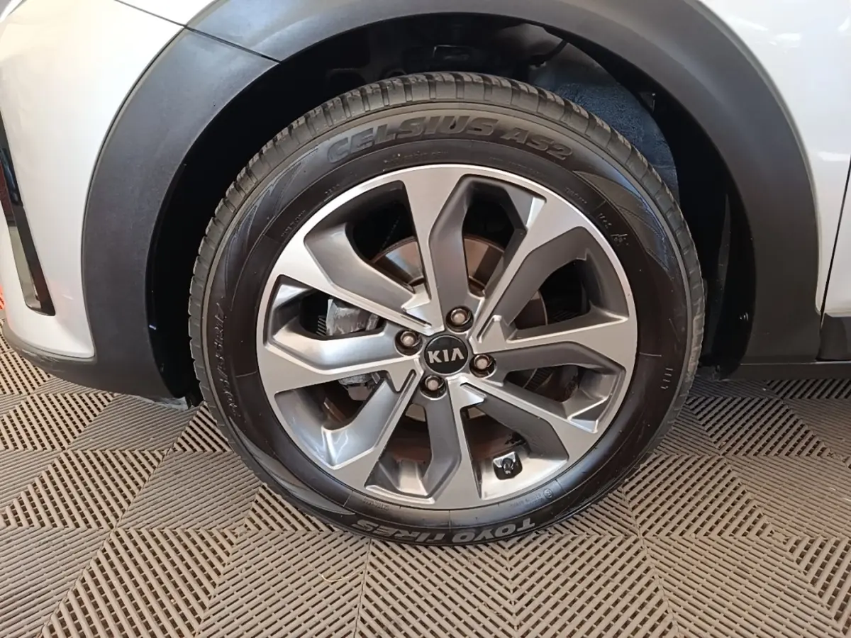 Gros plan sur la roue avant droite gris clair du KIA STONIC avec jante alliage et pneu Toyo visible.