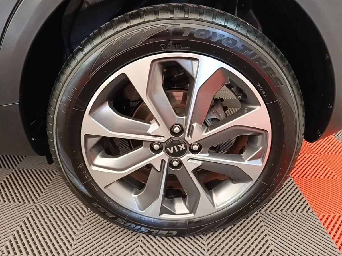 Gros plan sur la jante alliage grise et le pneu Toyo d’un KIA STONIC 1.0 T-GDI 120 DESIGN DCT7 gris clair.