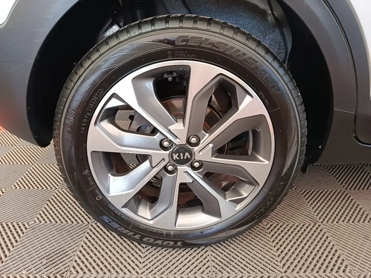 Gros plan sur la roue avant droite du KIA Stonic gris clair, mettant en valeur la jante alliage et le pneu Toyo.