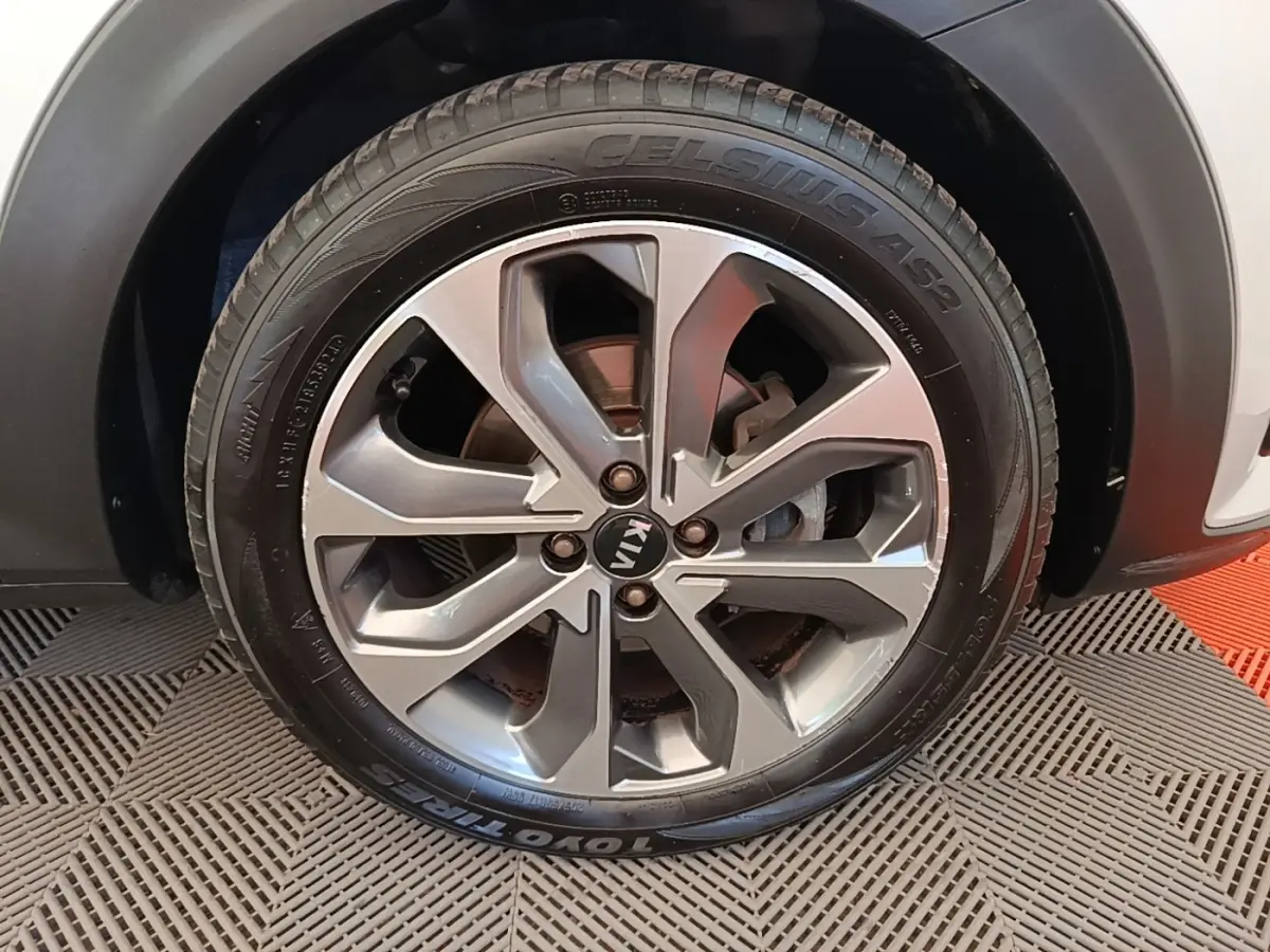 Gros plan sur la roue avant droite avec jante alliage gris du KIA STONIC gris clair 2019.
