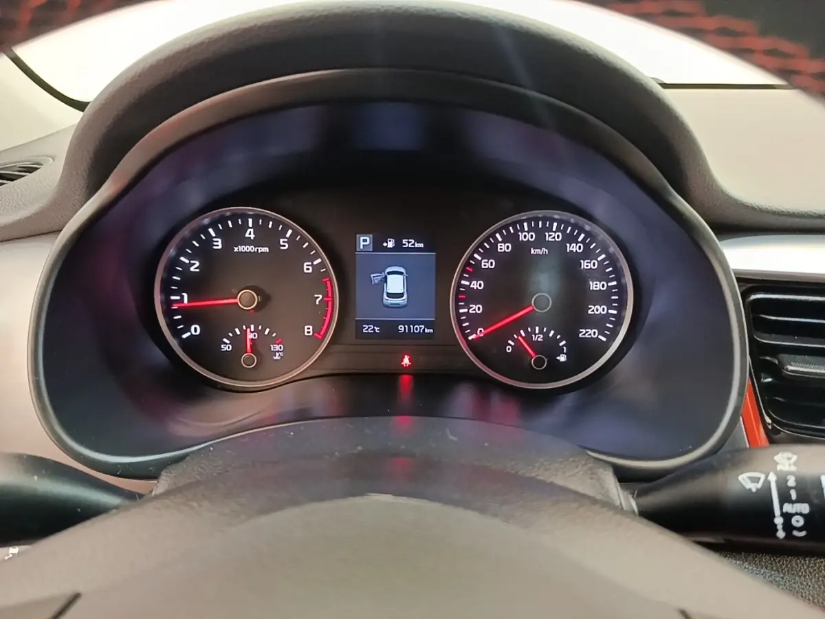 Vue rapprochée du tableau de bord du Kia Stonic 2019, avec compte-tours, compteur de vitesse et écran central digital.