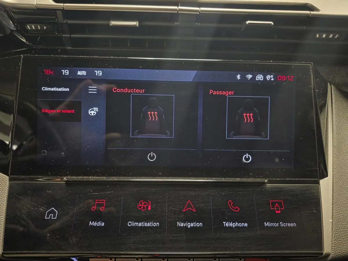 Écran tactile intérieur de la Peugeot 308 SW noir montrant la commande des sièges et volant chauffants.