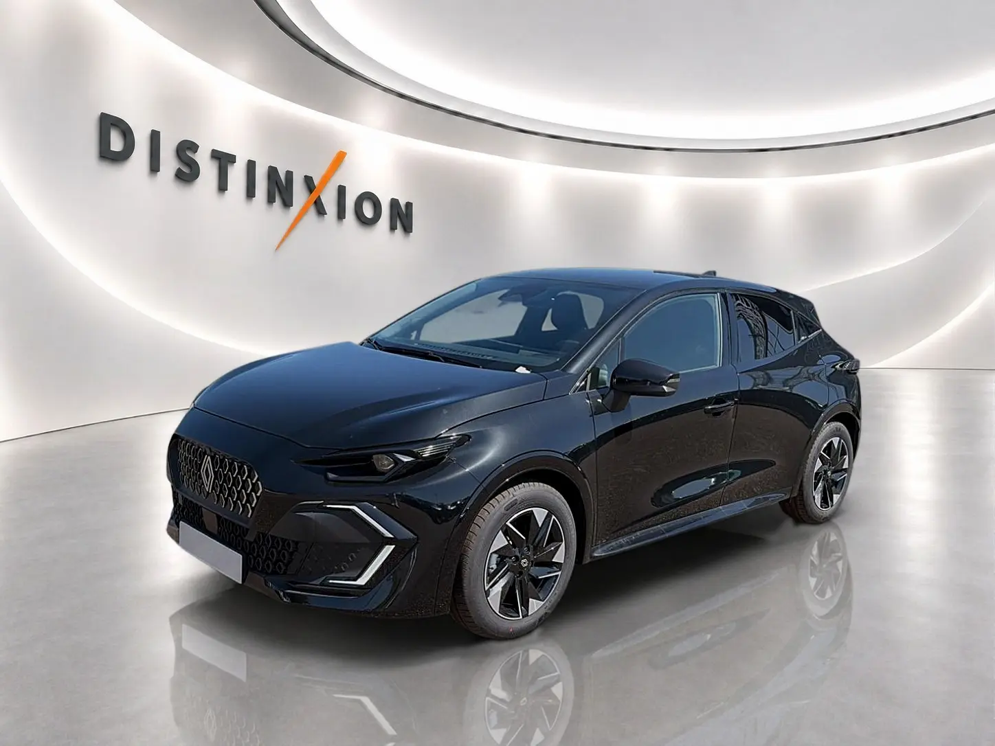Renault Clio VI noire vue en 3/4 avant droit, avec jantes alliage et calandre distinctive en showroom lumineux.
