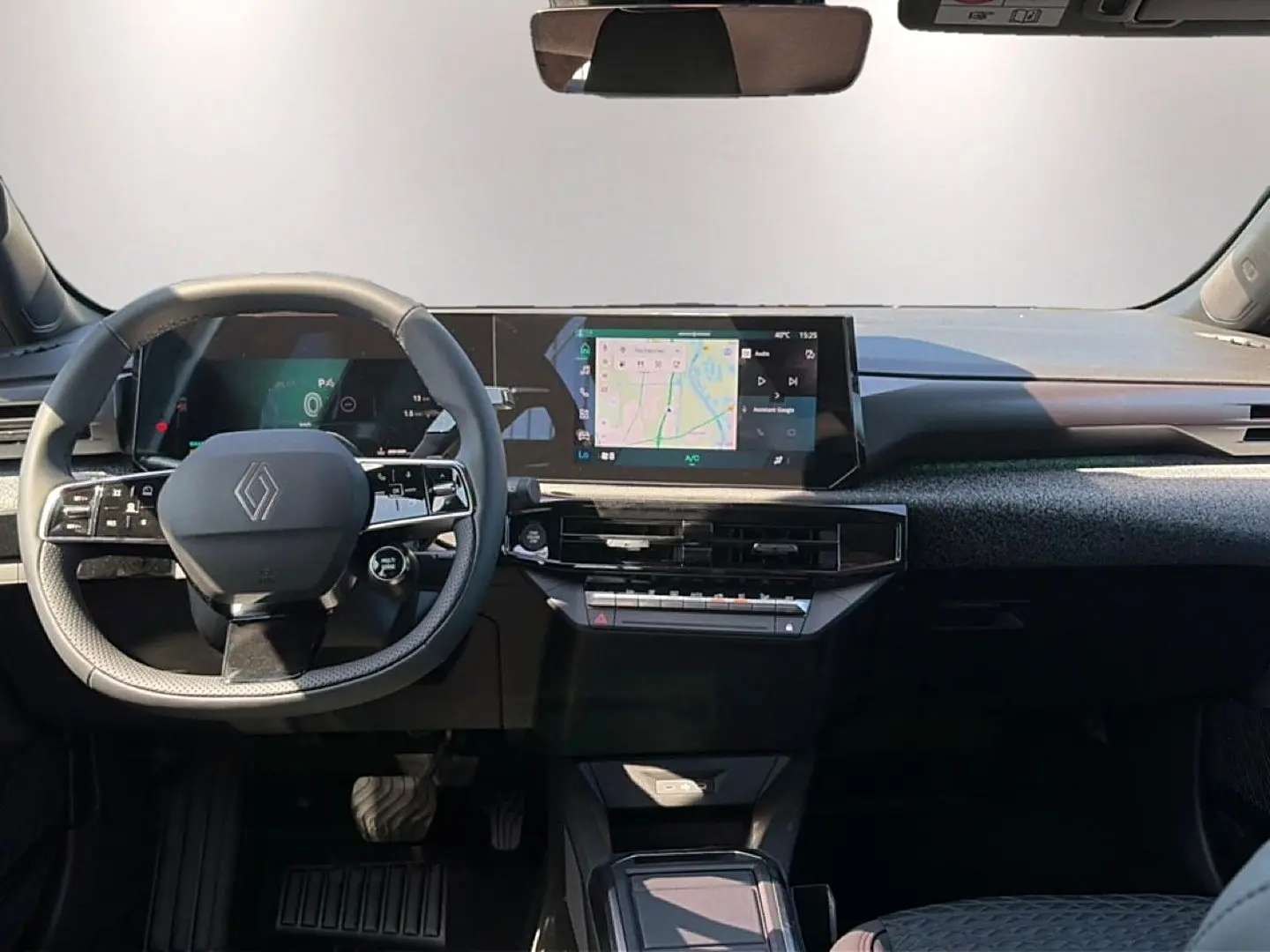 Vue intérieure avant du tableau de bord de la Renault Clio VI noire avec écran tactile central et volant multifonction.