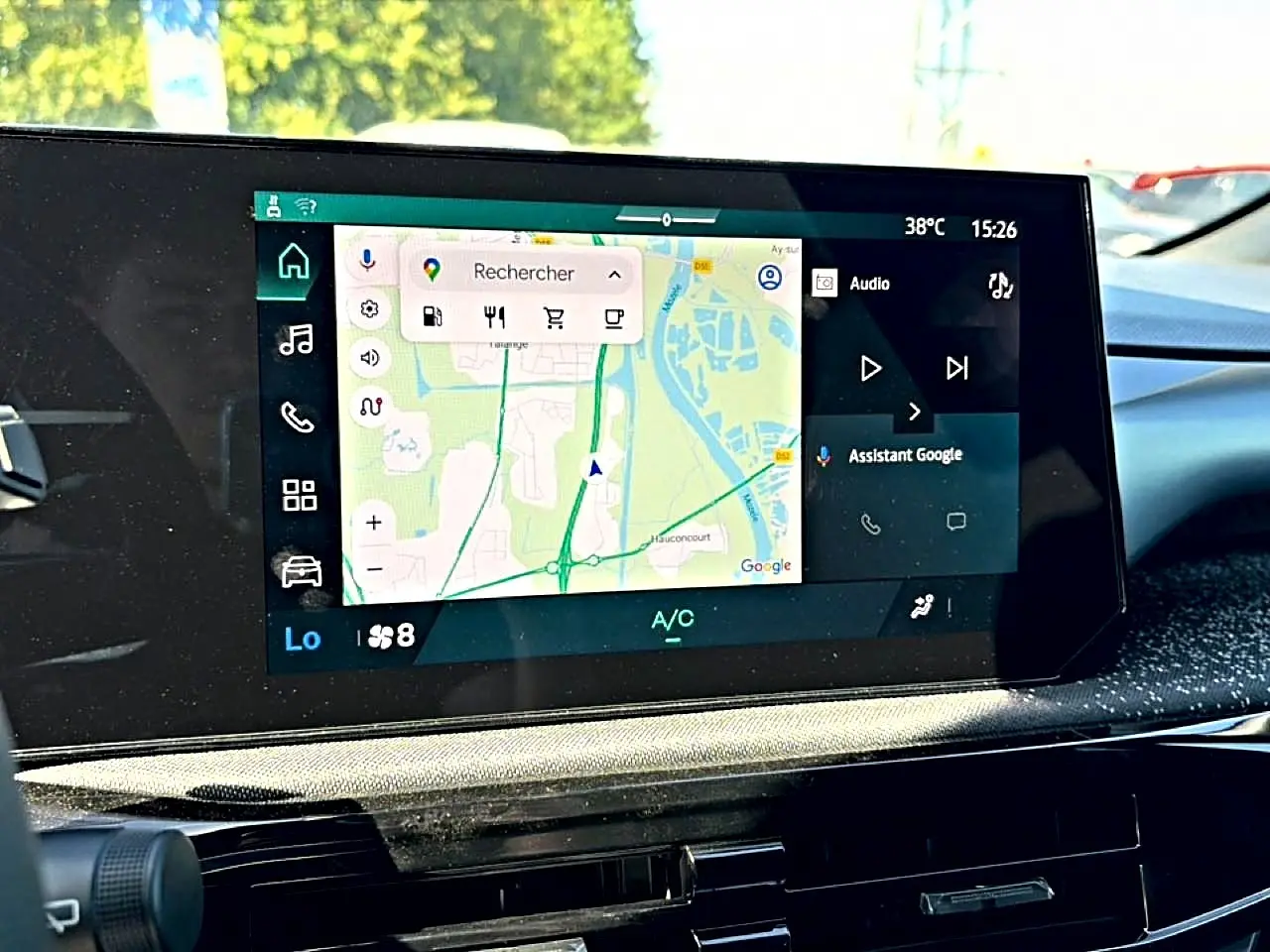 Écran tactile central affichant la navigation GPS dans l'habitacle d'une Renault Clio VI noire.
