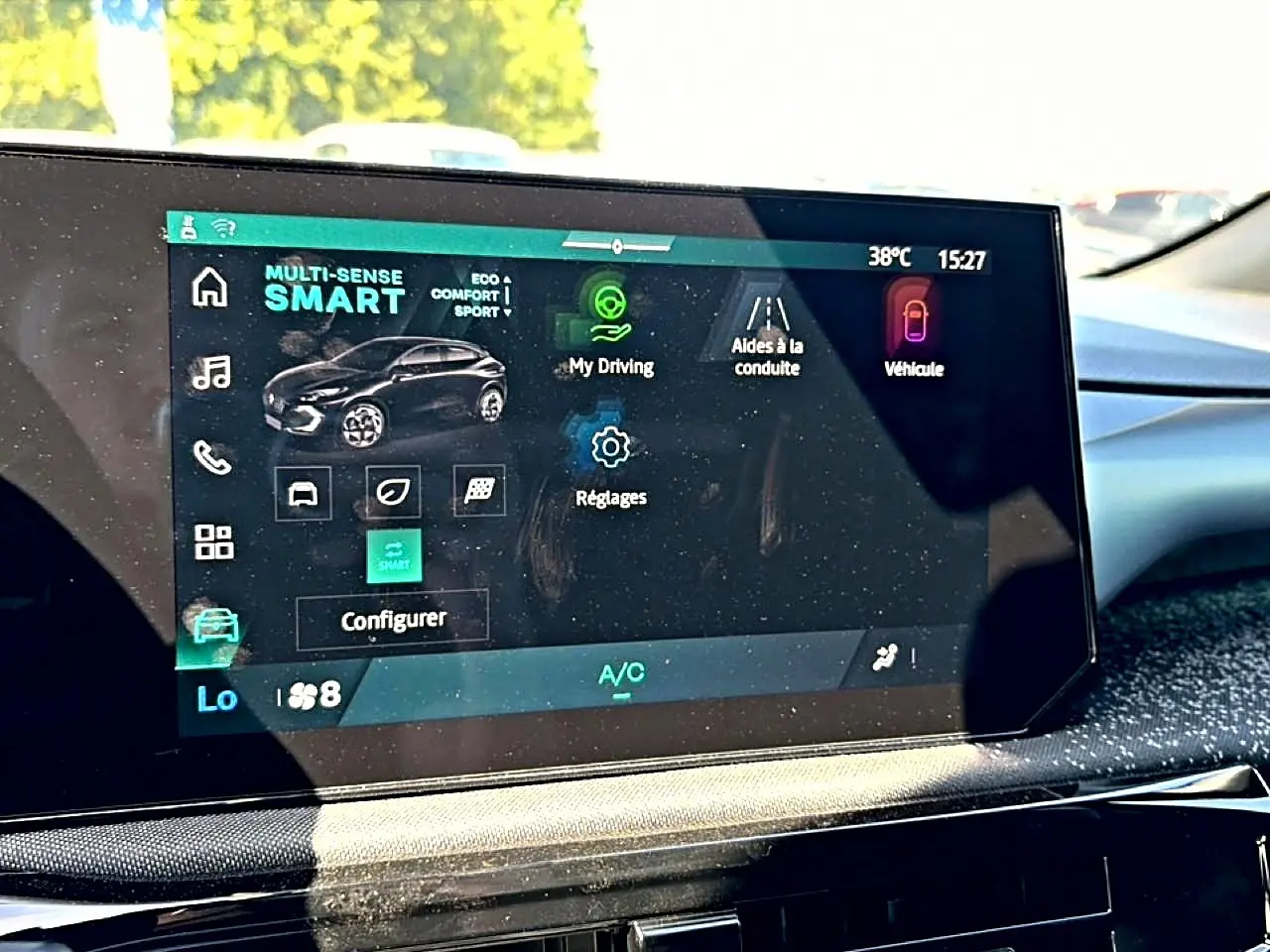 Écran tactile central de la Renault Clio VI noir montrant le menu Multi-Sense Smart en intérieur jour.