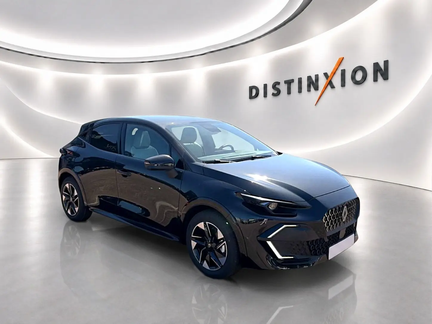 Renault Clio VI noire vue en 3/4 avant droit, avec calandre distinctive et jantes alliage modernes.