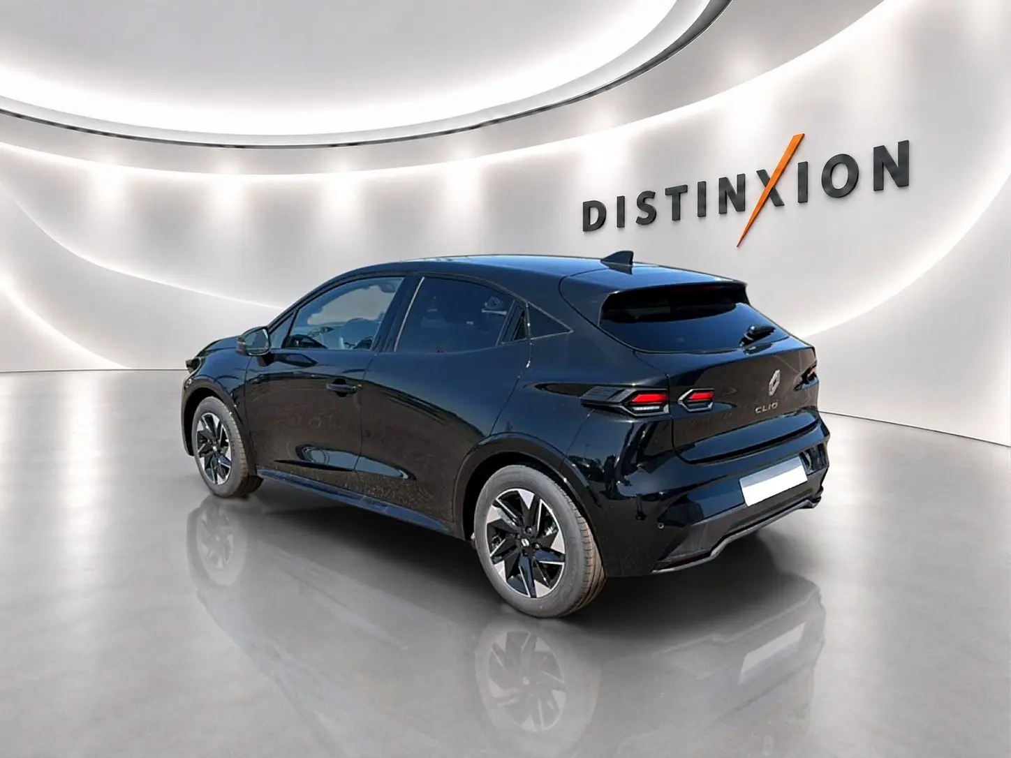 Renault Clio VI noire vue en 3/4 arrière droit, avec feux arrière LED et jantes alliage distinctives.