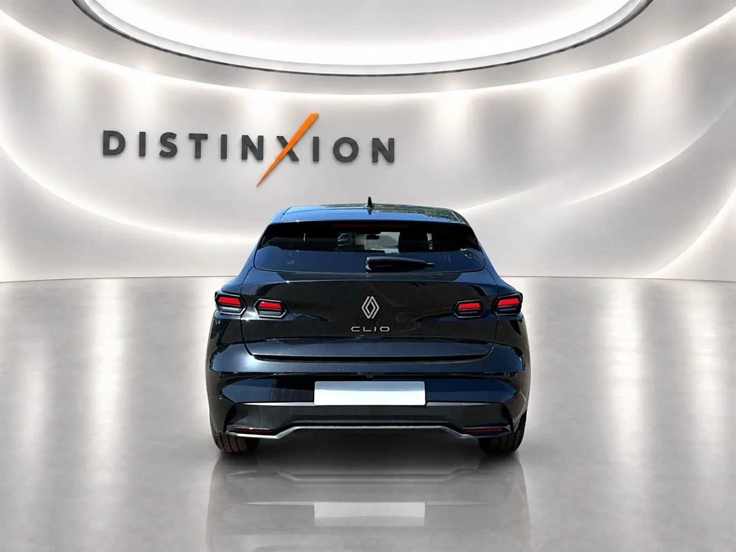Vue arrière d'une Renault Clio VI noire 2026 dans un showroom avec logo Distinxion en arrière-plan.