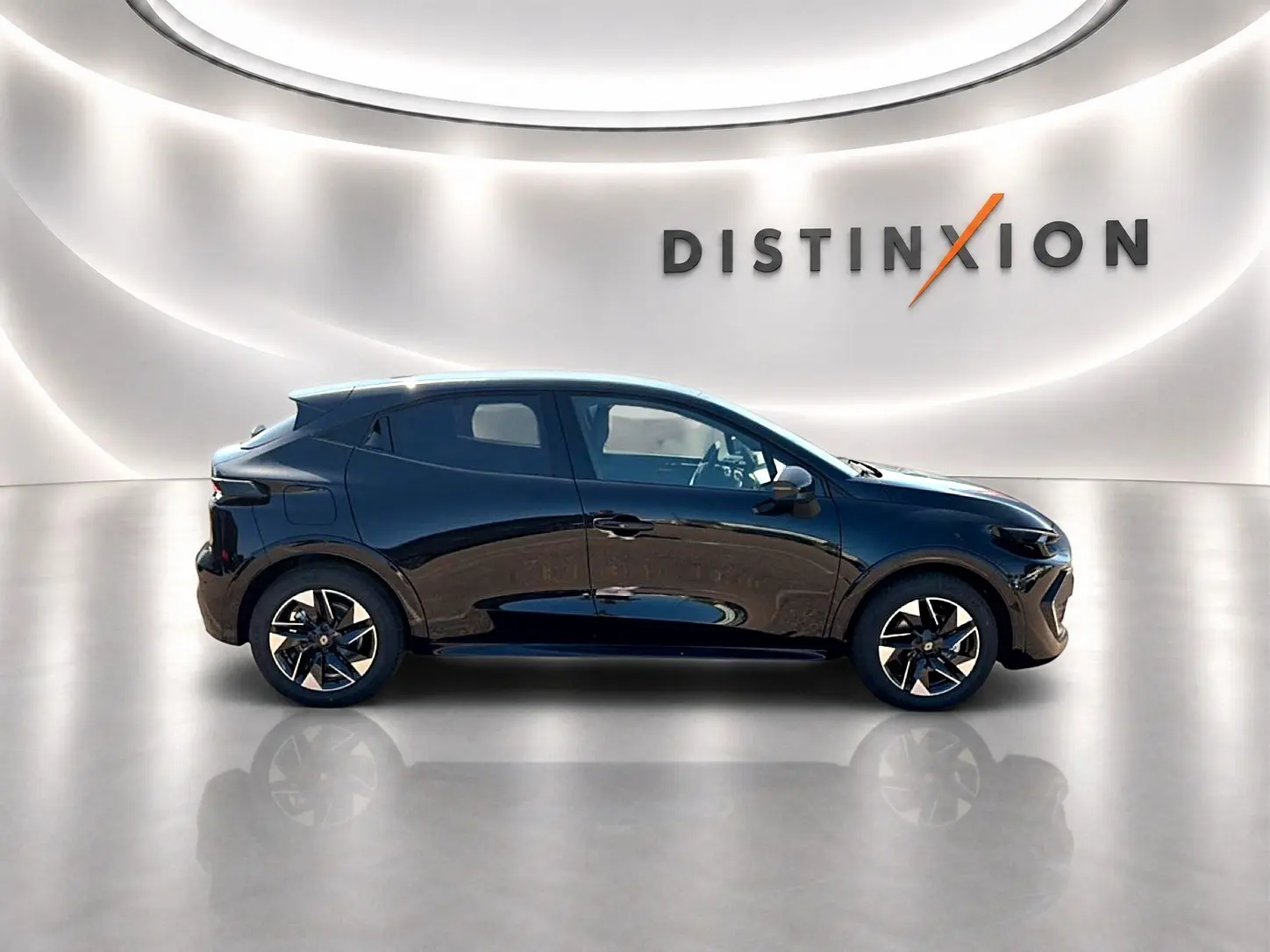 Profil droit de la Renault Clio VI noire 2026 avec jantes alu et lignes épurées en arrière-plan lumineux "Distinxion".
