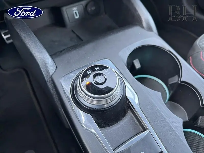 Gros plan sur la molette de sélection de la boîte automatique dans l'habitacle d'une Ford Focus gris lunaire.