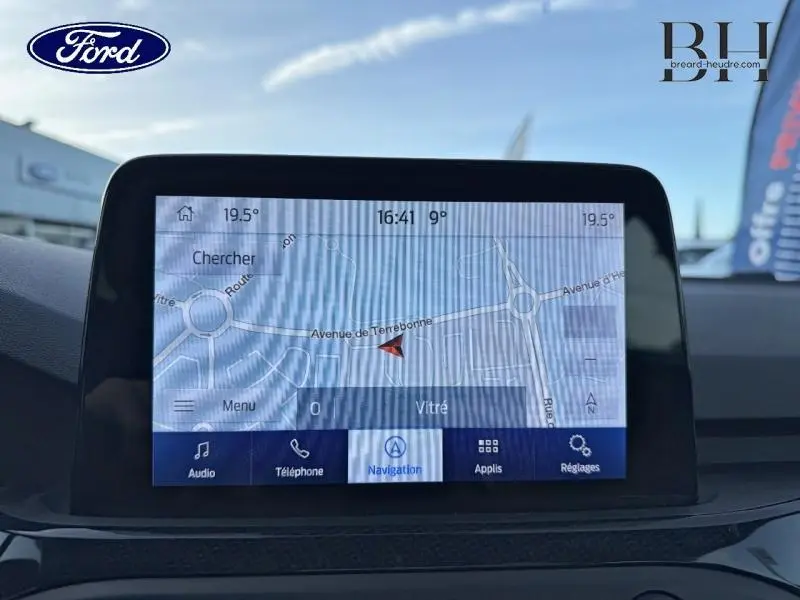 Écran tactile de navigation GPS affichant une carte dans une Ford Focus 1.5 EcoBlue gris lunaire de 2019.