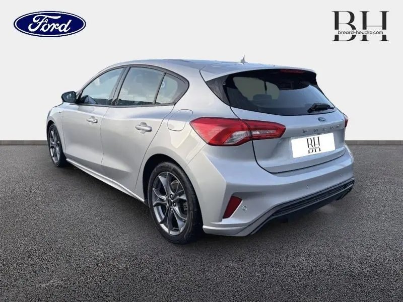 Vue 3/4 arrière droite d'une Ford Focus 2019 gris lunaire métallisé avec jantes alu et feux arrière LED.