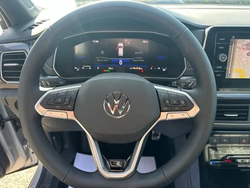 Vue rapprochée du volant multifonction du Volkswagen T-Cross 2025 R-Line avec tableau de bord numérique et écran central.