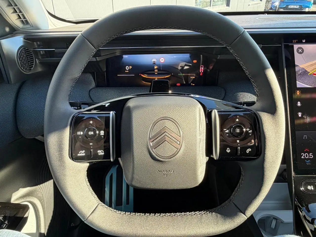 Vue rapprochée du volant noir mat avec commandes intégrées et logo Citroën au centre du C5 Aircross 2026.