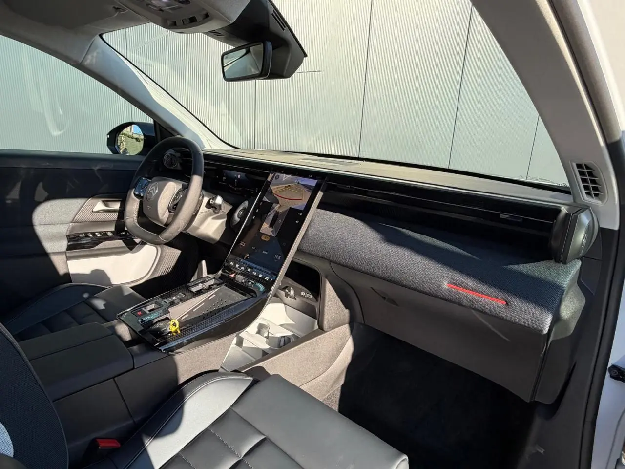 Intérieur avant droit du Citroën C5 Aircross blanc, planche de bord avec écran tactile vertical et sellerie noire.
