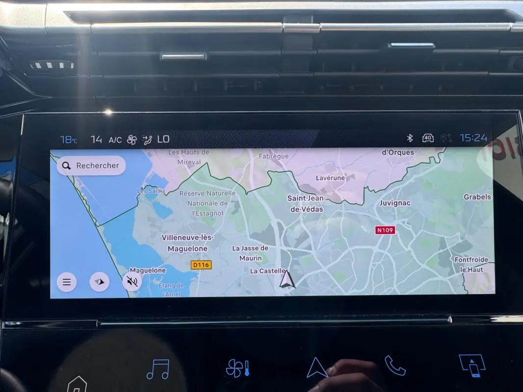 Écran tactile du système de navigation de la Peugeot 308 Hybrid 136 e-DCS6 Allure, affichant une carte en couleur.