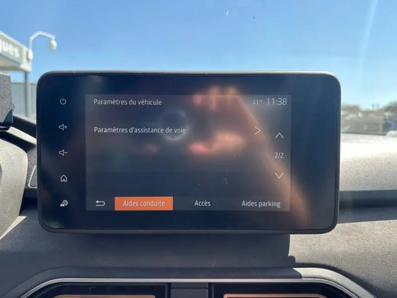 Écran tactile central du tableau de bord de la Dacia Sandero 2025, affichant les paramètres d’assistance de conduite.