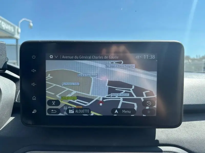 Écran tactile du système de navigation du tableau de bord d'une Dacia Sandero 2025, vue frontale.