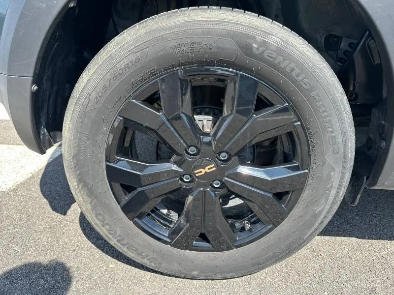 Gros plan sur la jante noire brillante de la Dacia Sandero 1.0 ECO-G 100ch Stepway Extreme, roue avant droite.