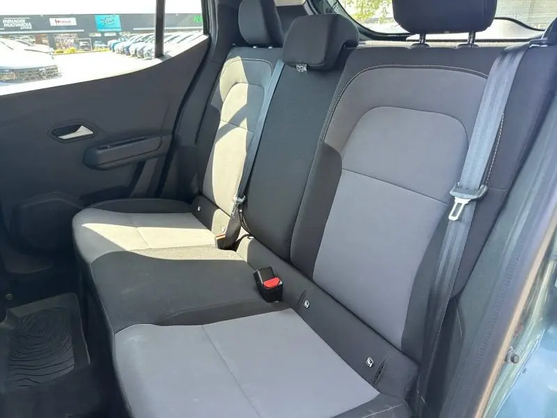 Vue intérieure côté droit des sièges arrière gris et noir du Dacia Sandero Stepway 2025 en Vert Cèdre métallisé.