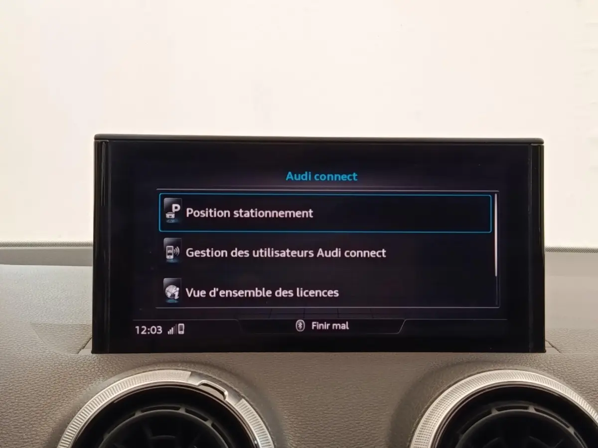 Écran tactile central affichant le menu Audi connect dans l'habitacle d'un Audi Q2 noir, vue de face rapprochée.