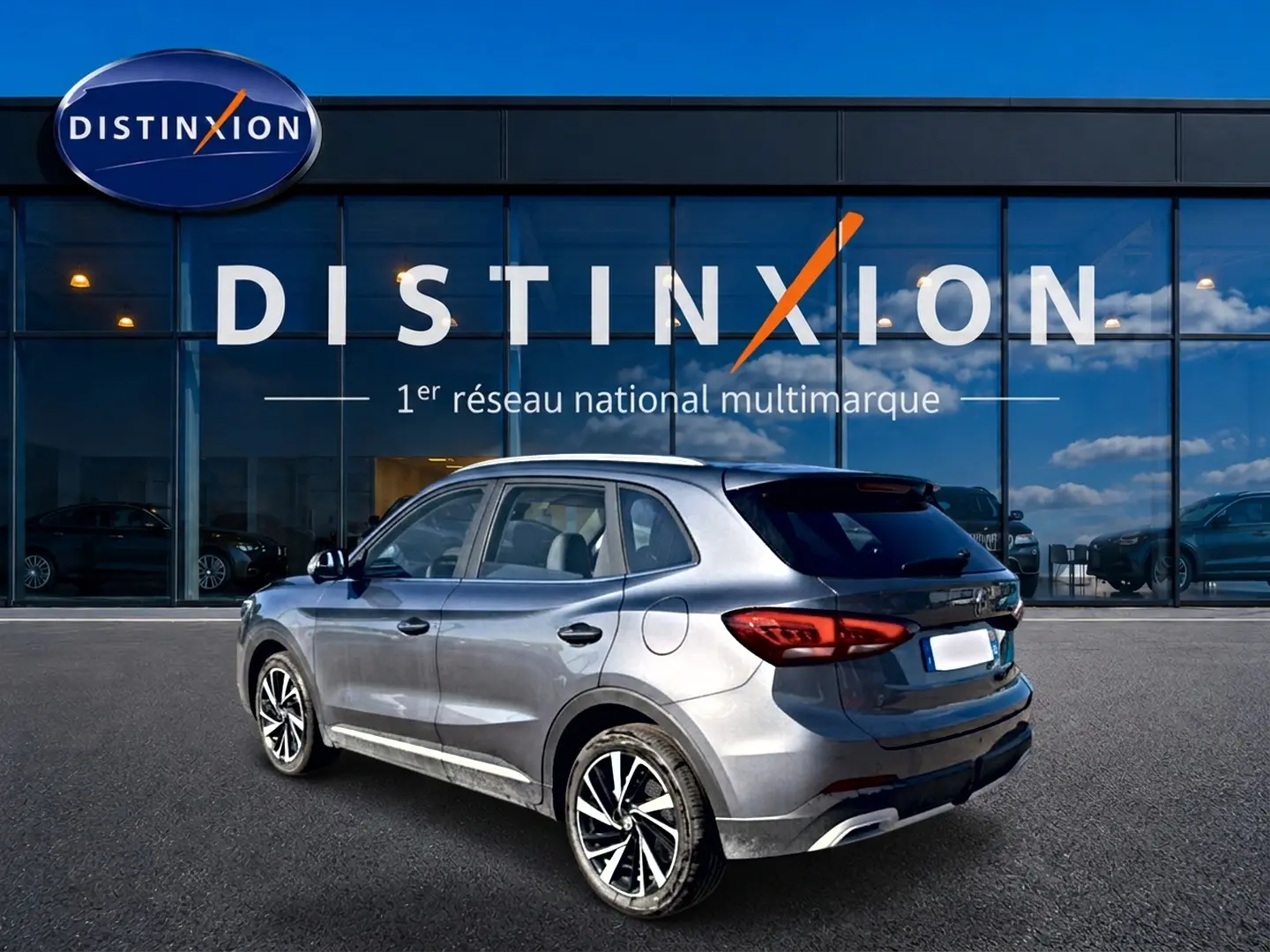 Vue 3/4 arrière droite du MG Motor ZS gris 2026 avec jantes alliage et feux arrière LED distinctifs.