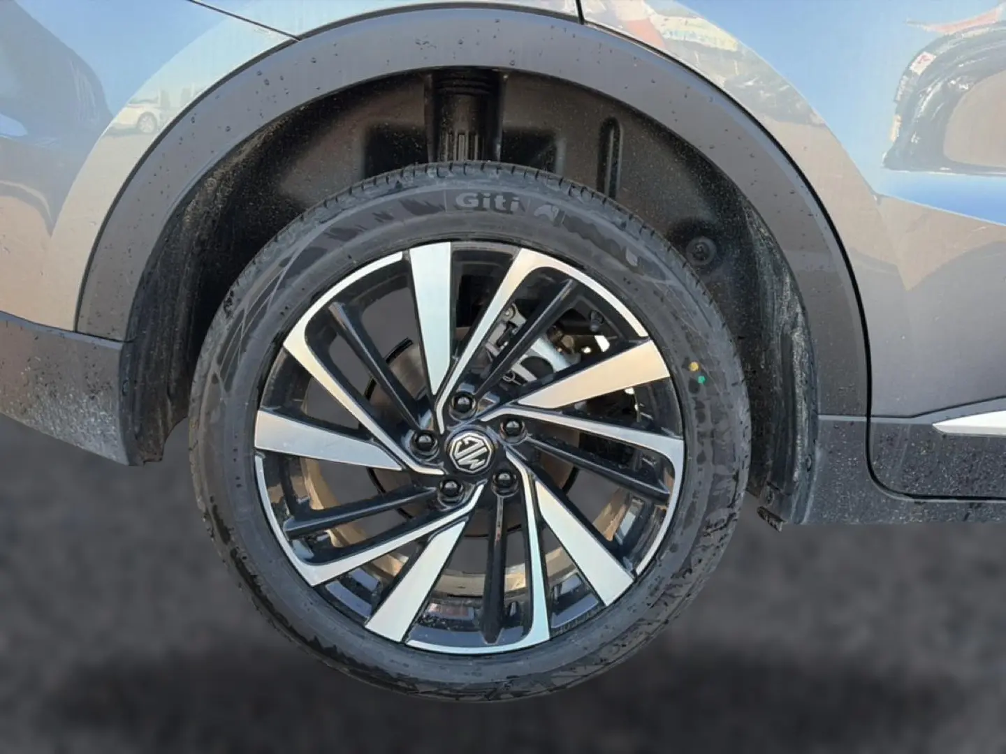 Gros plan sur la roue arrière droite gris métallisé du MG ZS 1.5 hybrid 197 luxury avec jante alliage noire et argent.
