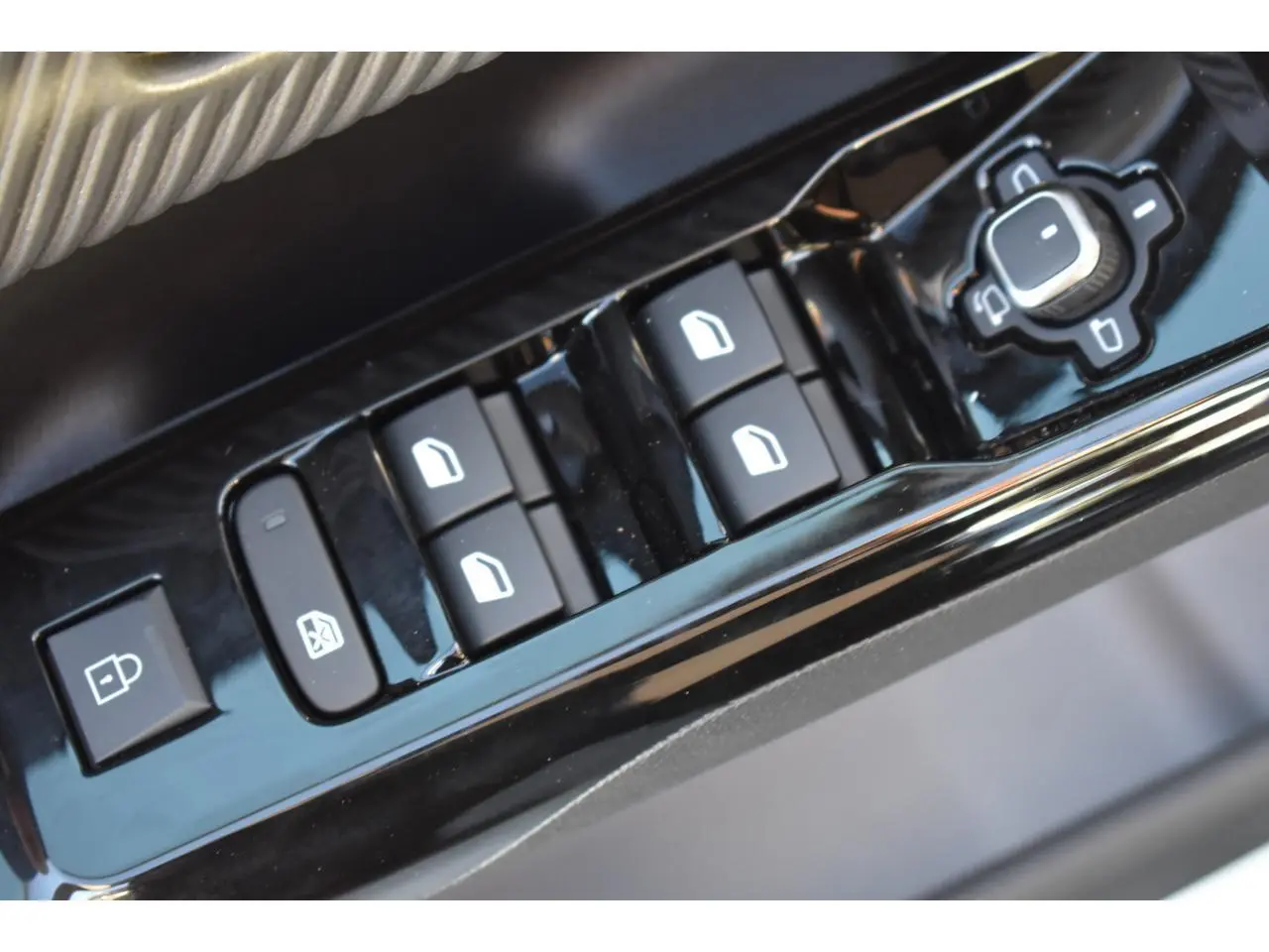 Gros plan sur les commandes des vitres et rétroviseurs côté conducteur du Citroën C5 Aircross blanc 2026 hybride.