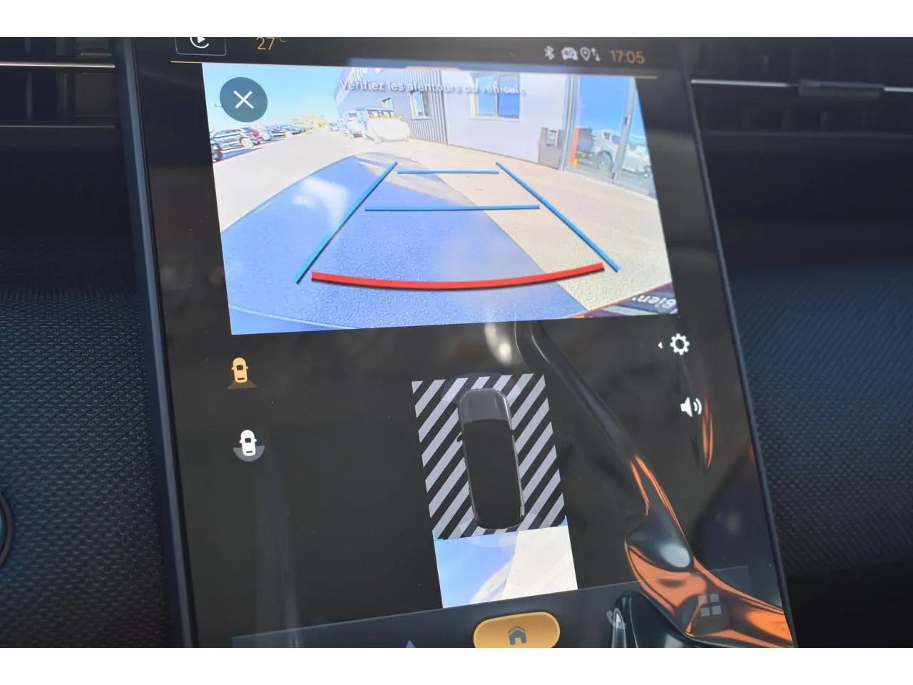 Écran tactile intérieur du Citroën C5 Aircross hybride montrant la caméra de recul avec lignes de guidage colorées.