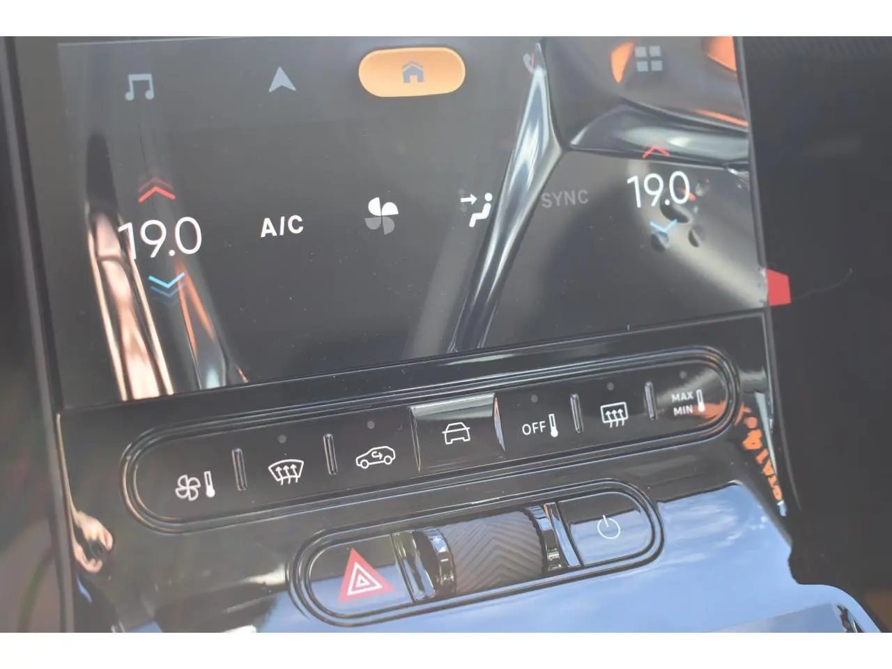 Détail de la console centrale du Citroën C5 Aircross hybride 2026, avec commandes climatisation et écran tactile.