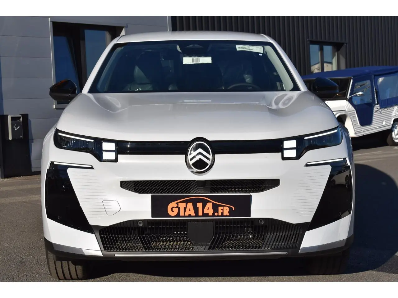 Vue avant d'un Citroën C5 Aircross blanc 2026 avec phares LED et calandre noire distinctive.