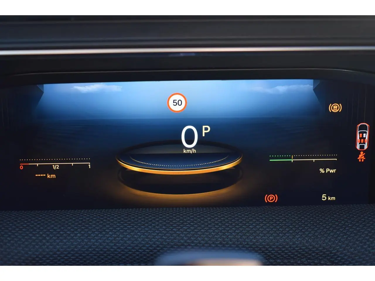 Affichage numérique du combiné de bord du Citroën C5 Aircross hybride, avec indication vitesse et limite 50 km/h.