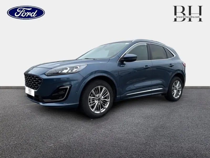 Ford Kuga bleu azur métallisé en 3/4 avant droit avec toit panoramique et jantes alu visibles