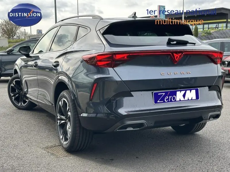 Vue 3/4 arrière droite d'un CUPRA Formentor gris Graphène personnalisé avec feux arrière LED et jantes noires.