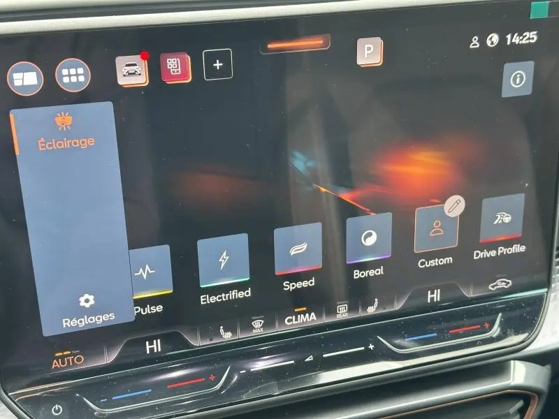 Écran tactile central affichant les réglages d’éclairage et modes de conduite dans une CUPRA Formentor gris Graphène.