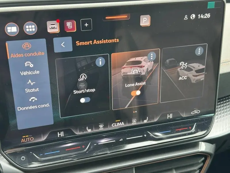 Écran tactile intérieur du CUPRA Formentor gris Graphène, affichant les assistants de conduite Smart Assistants.