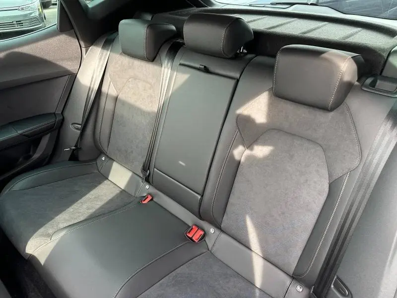Vue intérieure de la banquette arrière en textile et TEP noir asphalte du CUPRA Formentor 2.0 TDI 150ch V DSG7.